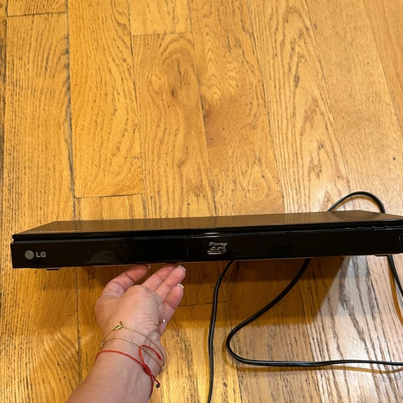 LG Glossy Black BLUE RAY DVD Player - Picture 1 of 9